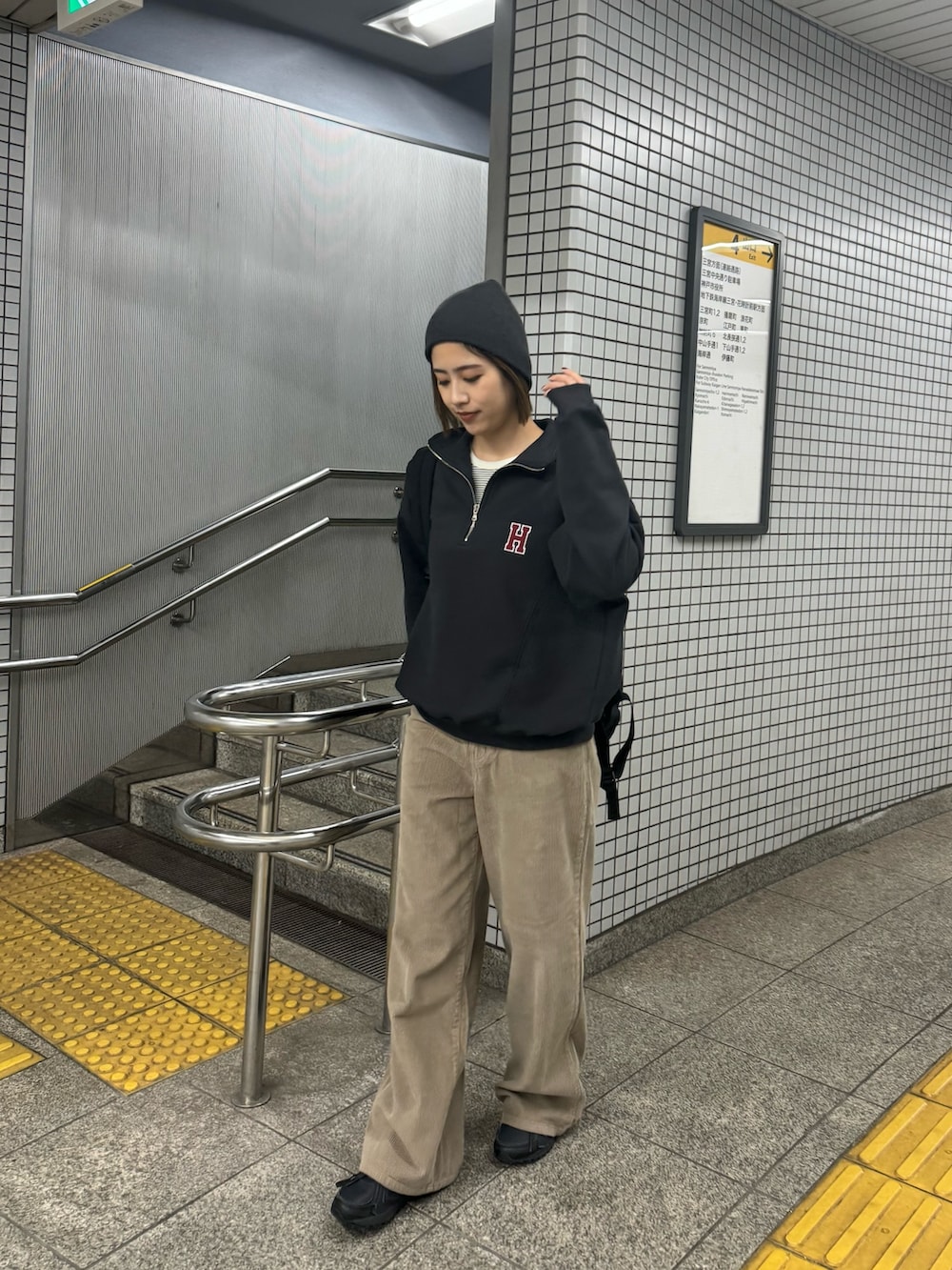 ブラック系のバックパック/リュック、グレー系のスウェット、ベージュ系のその他パンツを着用したレディースの秋コーディネートの2枚目の写真