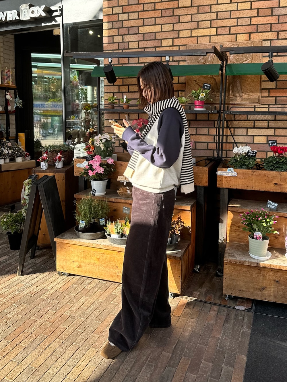 グレー系のその他パンツ、ブラウン系のスニーカー、ブルー系のスウェットを着用したレディースの秋コーディネートの3枚目の写真