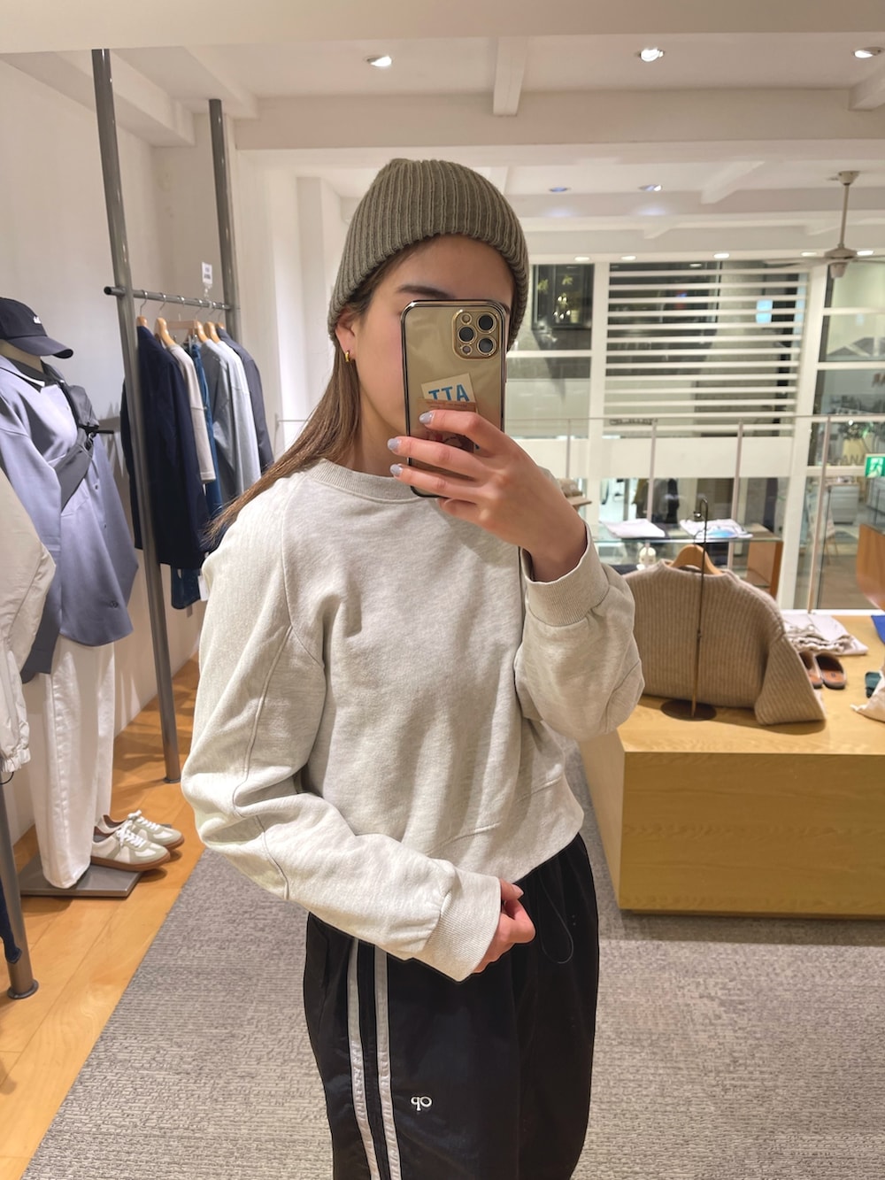 ベージュ系のブルゾン、ブラック系のスカート、ベージュ系のスウェットを着用したレディースの春コーディネートの2枚目の写真