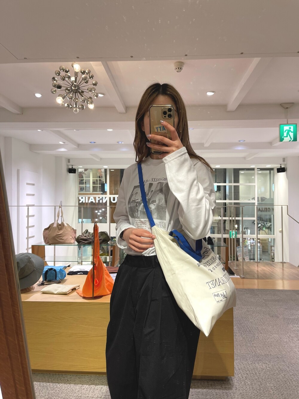 「春のNewスタイル、シンプルコーデ、古着MIX、大人カジュアル、ショルダーバッグ、トートバッグ、タックパンツ、モノトーン、韓国ファッション、今日のコーデ、パンツスタイル、いいね、save、フォローお願いします🤑、おしゃれさんと繋がりたい、ブルー」｜「CANAL JEANのEl mar(エルマール) 転写プリントロンT（Tシャツ/カットソー、ホワイト系）」を使った、nanohaさん（レディース・164cm）の春コーディネートの2枚目の写真