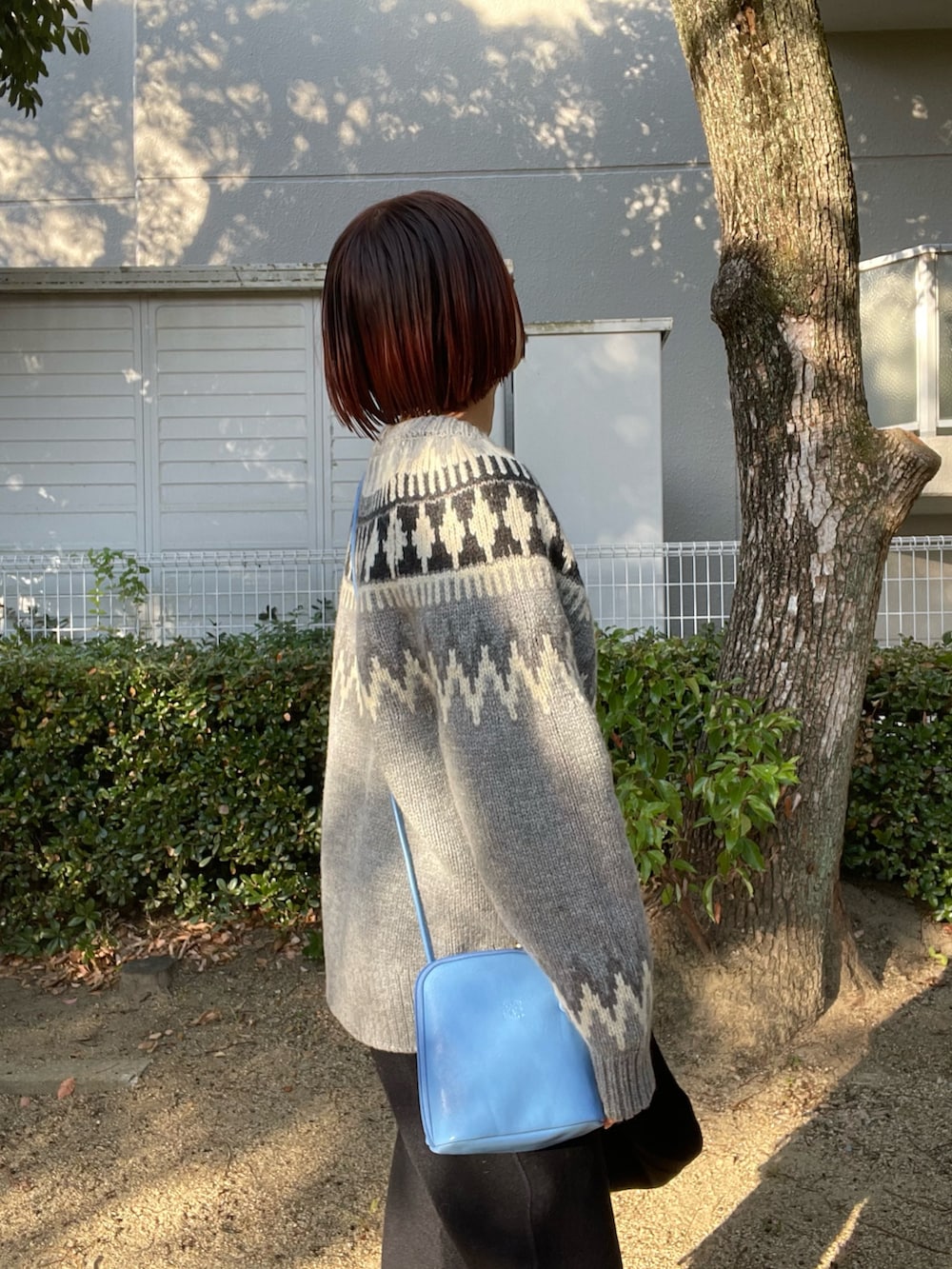 グレー系のカーディガン/ボレロ、ホワイト系のTシャツ/カットソーを着用したレディースの冬コーディネートの2枚目の写真
