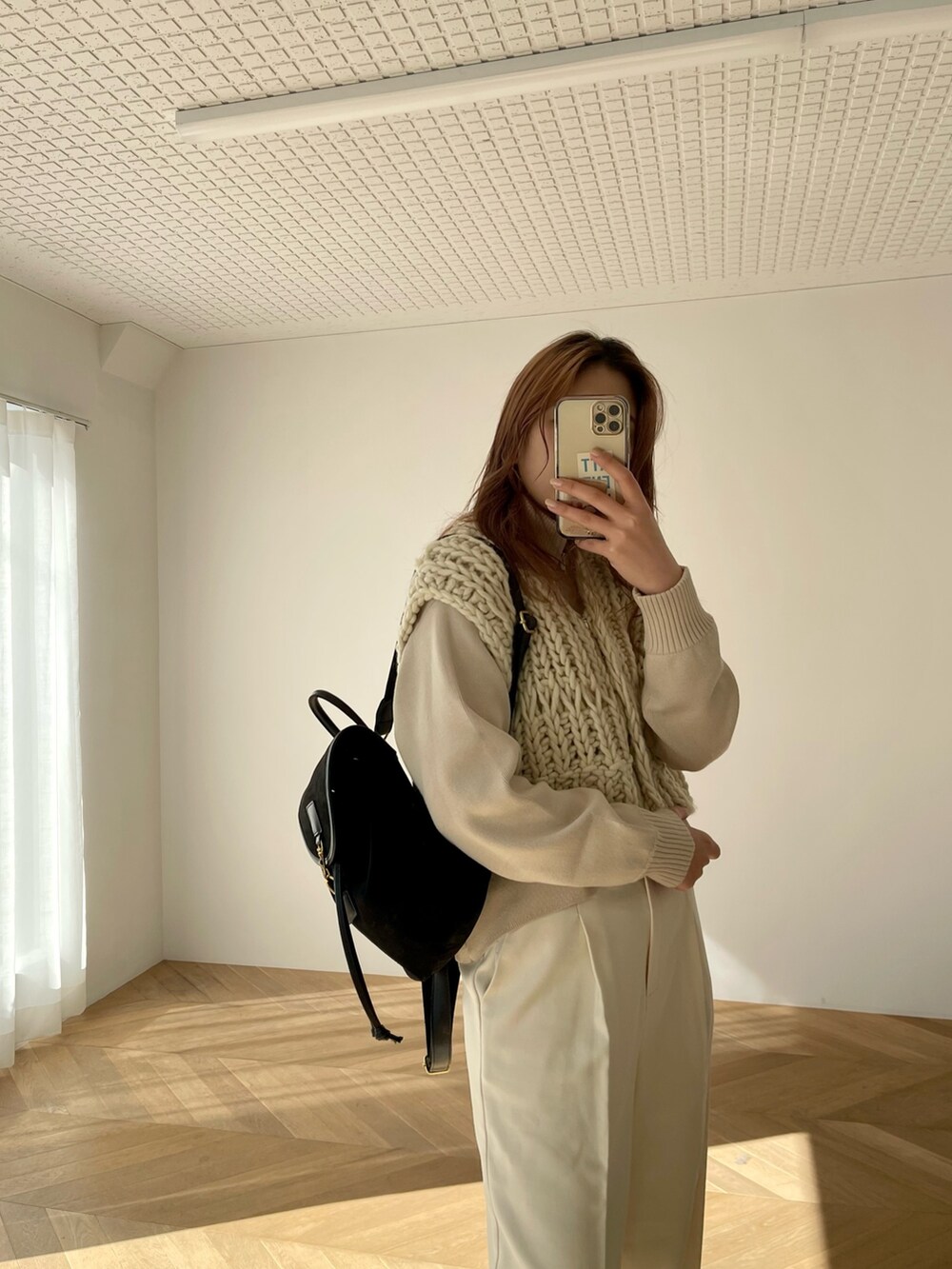 「冬コーデ、レイヤードスタイル、ニット、ホワイトコーデ、冬を彩る色いろコーデ、お出かけコーデ、モノトーン、ショルダーバッグ、シンプルコーデ、ニットベスト、ローファー」｜「TODAYFULのTODAYFUL(トゥデイフル) "Chunky Hand Knitvest"チャンキーハンドニットベスト/12320517（ベスト、ホワイト系）」を使った、nanohaさん（レディース・164cm）の冬コーディネートの2枚目の写真