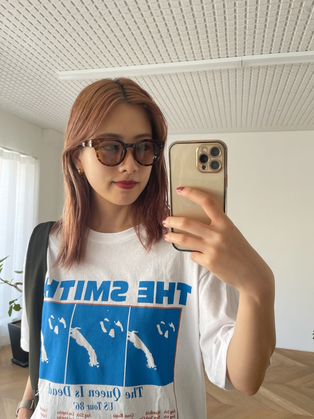 グレー系のその他パンツ、ホワイト系のTシャツ/カットソー、グレー系のショルダーバッグを着用したレディースの夏コーディネートの2枚目の写真