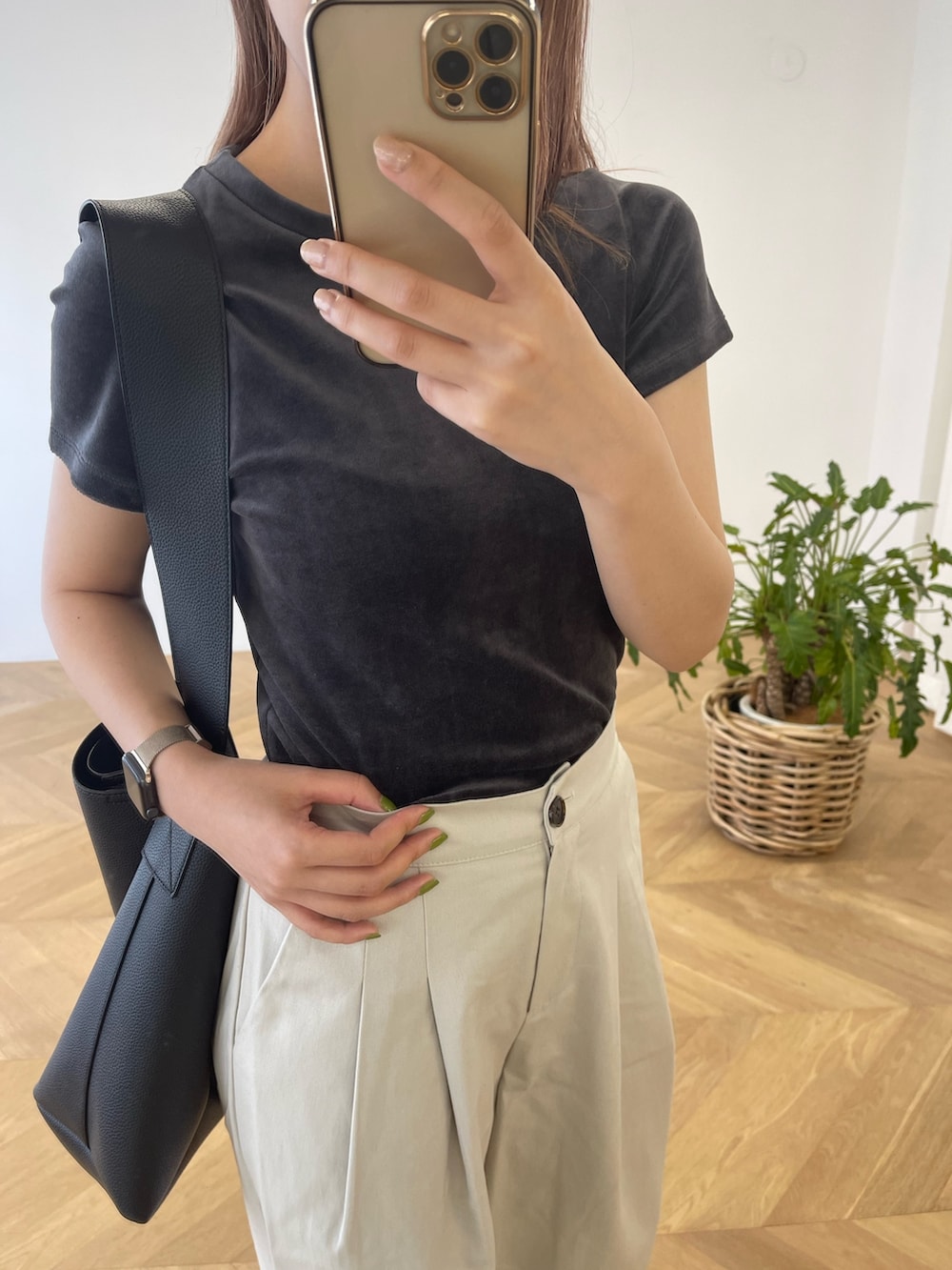 グレー系のその他パンツ、グレー系のTシャツ/カットソー、ブラック系のショルダーバッグを着用したレディースの秋コーディネートの2枚目の写真