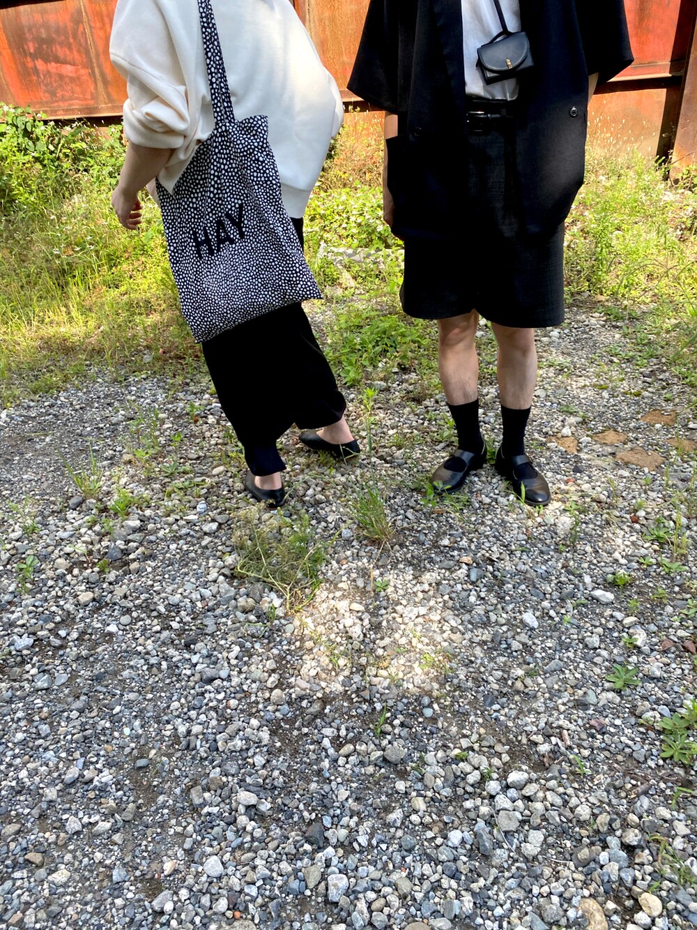 ホワイト系のカーディガン/ボレロ、ブラック系のバレエシューズを着用したレディースの春コーディネートの2枚目の写真