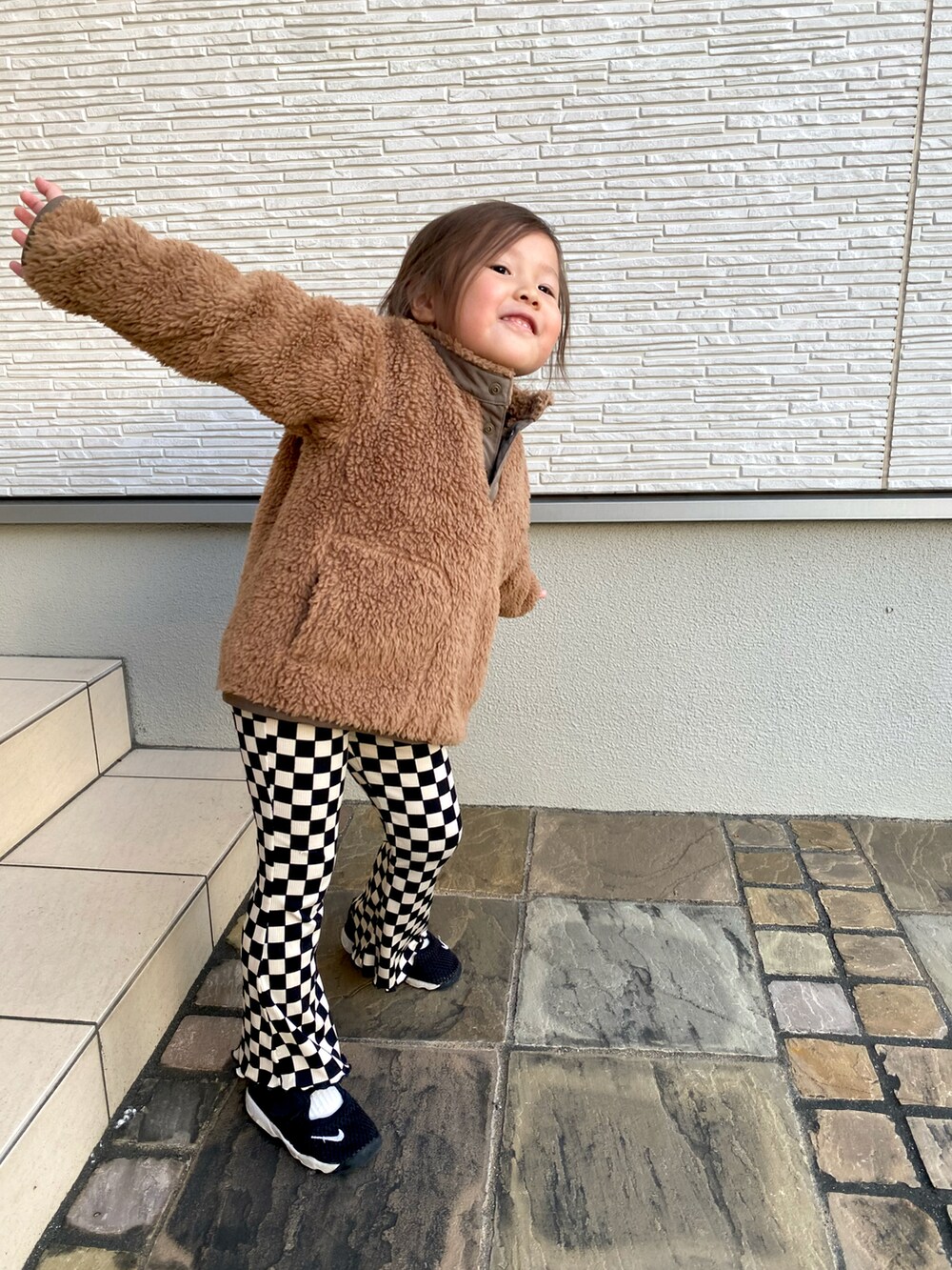 「未来のWEARISTAプロジェクト、休日コーデ、チェッカーフラッグ、シンプルスタイル、ボア、ゆるコーデ、タートルネック、キッズコーデ、キッズファッション、フレアパンツ、エアリフト、秋コーデ、プチプラコーデ、ユニクロ、冬コーデ」｜「UNIQLOのアイテム（その他アウター、ブラウン系）」を使った、i k k y u 𓅿さん（キッズ・100cm）の冬コーディネートの3枚目の写真