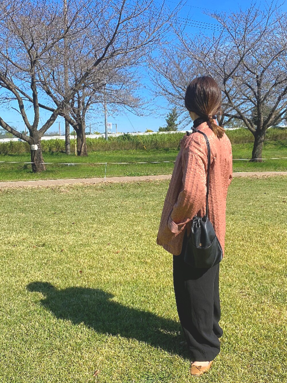 ピンク系のその他アウター、ブラック系のサロペット/オーバーオールを着用したレディースの秋コーディネートの2枚目の写真