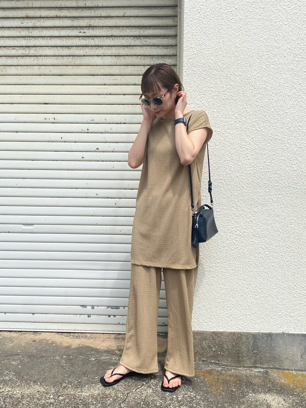 ブラック系のサンダル、ベージュ系のセットアップを着用したレディースの春コーディネートの2枚目の写真