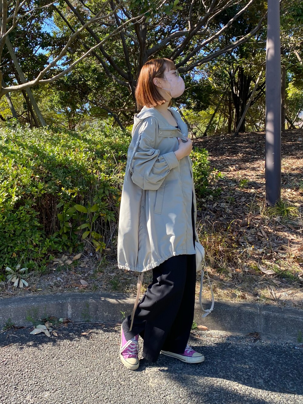 グリーン系のミリタリージャケットを着用したレディースの春コーディネートの2枚目の写真