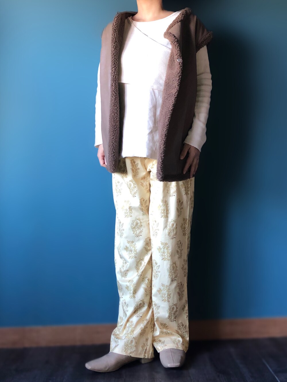 ブラック系のハンドバッグ、ホワイト系のTシャツ/カットソー、ホワイト系のその他アウターを着用したレディースの秋コーディネートの2枚目の写真