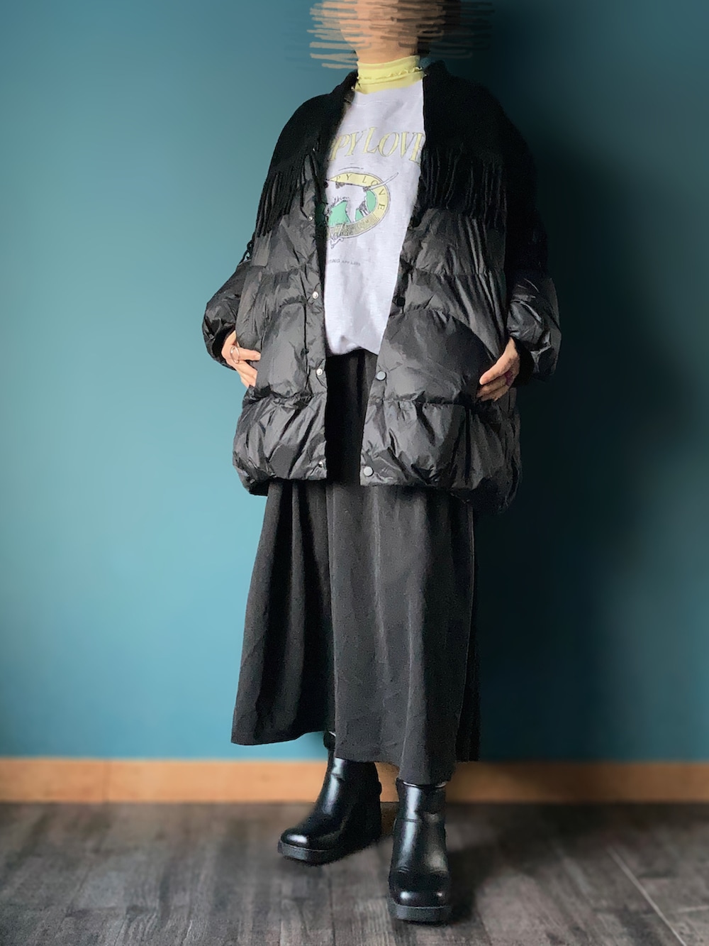 グレー系のスウェット、ブラック系のダウンジャケット/コート、ブラック系のブーツを着用したレディースの冬コーディネートの2枚目の写真