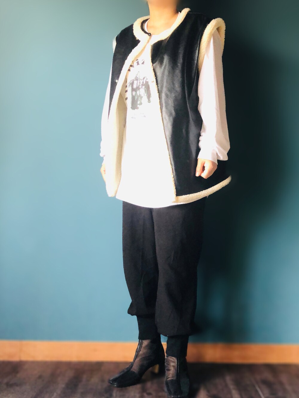 ブラック系のハンドバッグ、ホワイト系のTシャツ/カットソー、ホワイト系のその他アウターを着用したレディースの秋コーディネートの4枚目の写真