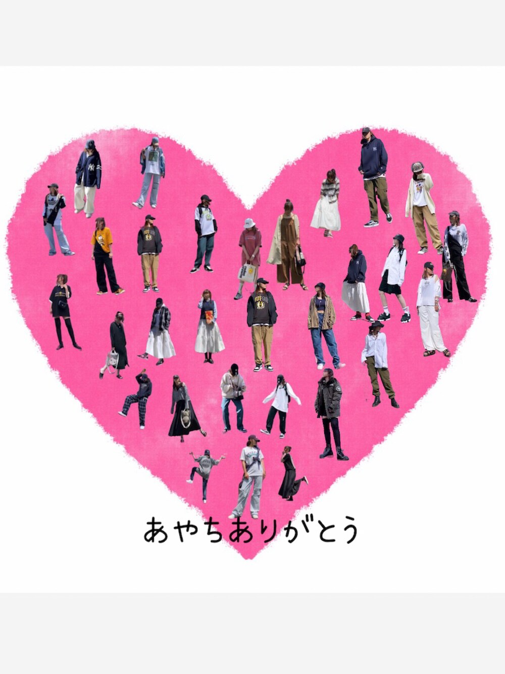 ブラック系のスウェット、ホワイト系のサロペット/オーバーオール、シルバー系のパンプスを着用したレディースの春コーディネートの2枚目の写真