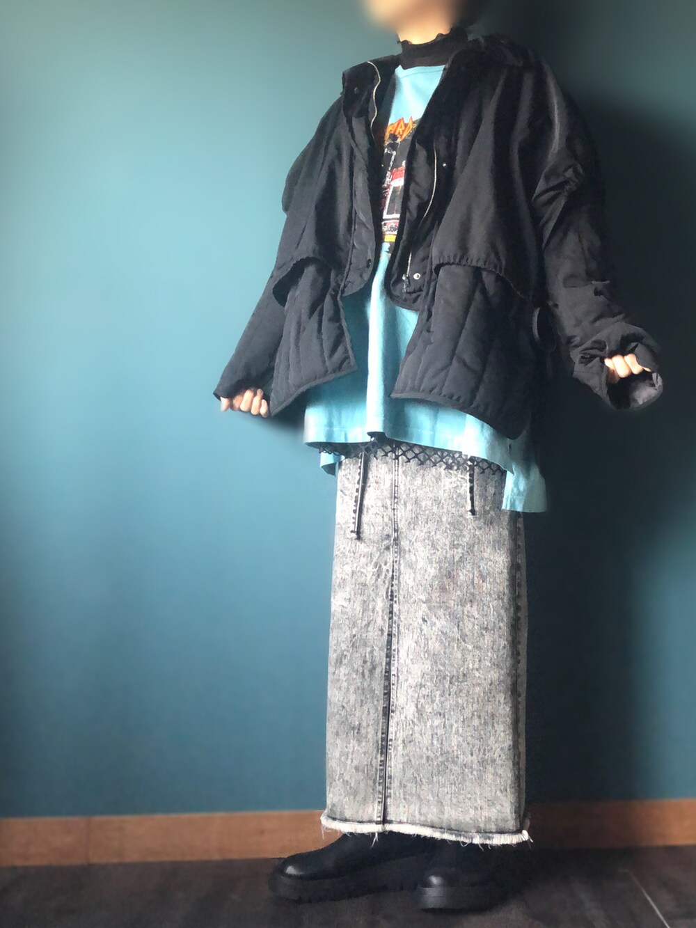 ブルー系のTシャツ/カットソー、ブラック系のデニムスカート、ブラック系のブーツを着用したレディースの冬コーディネートの2枚目の写真