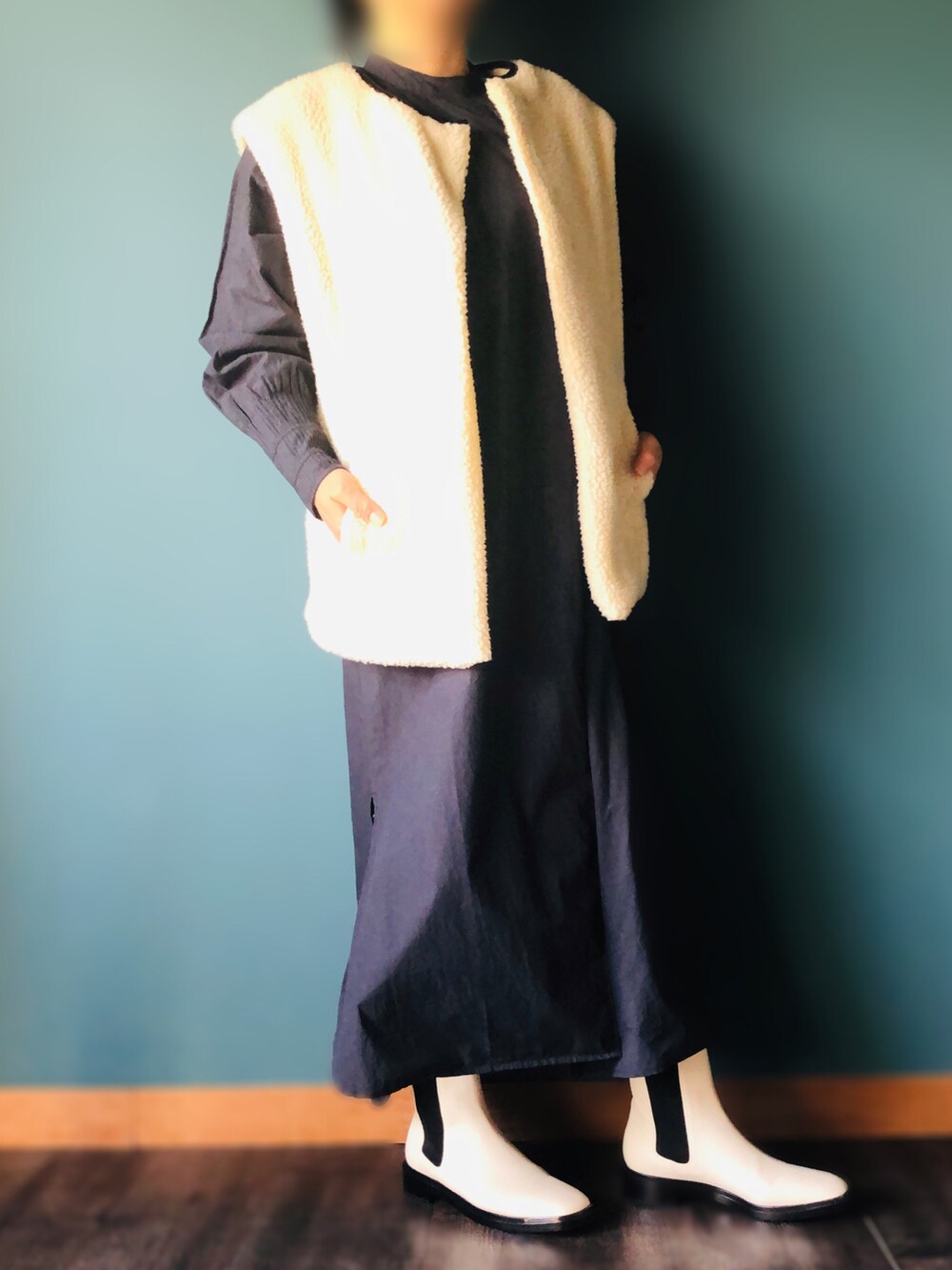 ブラック系のハンドバッグ、ホワイト系のTシャツ/カットソー、ホワイト系のその他アウターを着用したレディースの秋コーディネートの3枚目の写真