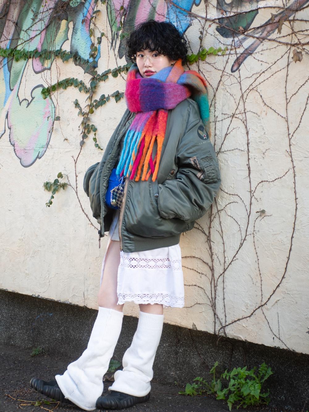 ブルー系のショルダーバッグ、ブラック系のスニーカー、ホワイト系のその他パンツを着用したレディースの冬コーディネートの2枚目の写真