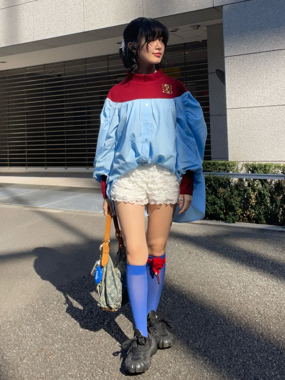「ハイネック、ショートパンツ、フリル、レース、ハイソックス、スニーカー、LOUIS  VUITTON、デニム、シャツスタイル、シャツ、赤、LOEWE、ブローチ、低身長、最近のいい感じコーデ」｜「Nora Lilyの【Nora Lily】「elle」Kitting Blocking Hi-Neck Blouse（シャツ/ブラウス、レッド系）」を使った、星野りよんさん（骨格ストレート・レディース・152cm）の秋コーディネートの2枚目の写真