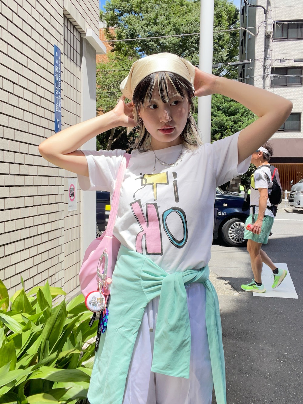 シルバー系のスニーカーを着用したレディースの夏コーディネートの2枚目の写真