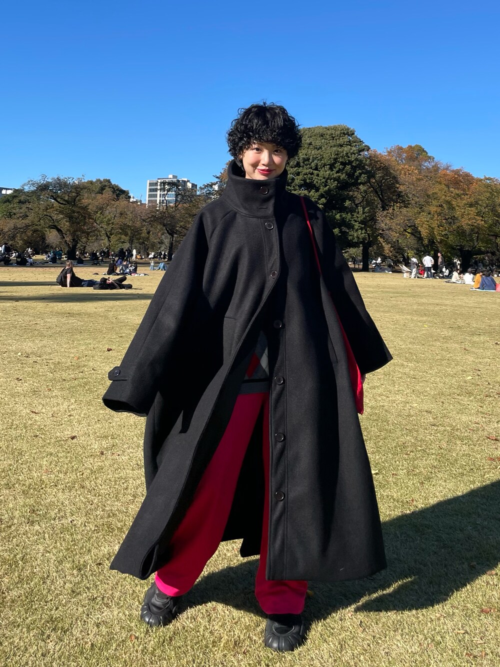 ブラック系のスニーカー、ブラック系のその他アウターを着用したレディースの冬コーディネートの2枚目の写真