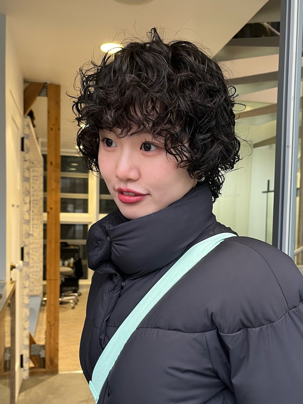 ベージュ系のその他パンツ、ブラック系のブーツ、グレー系のカーディガン/ボレロを着用したレディースの冬コーディネートの2枚目の写真