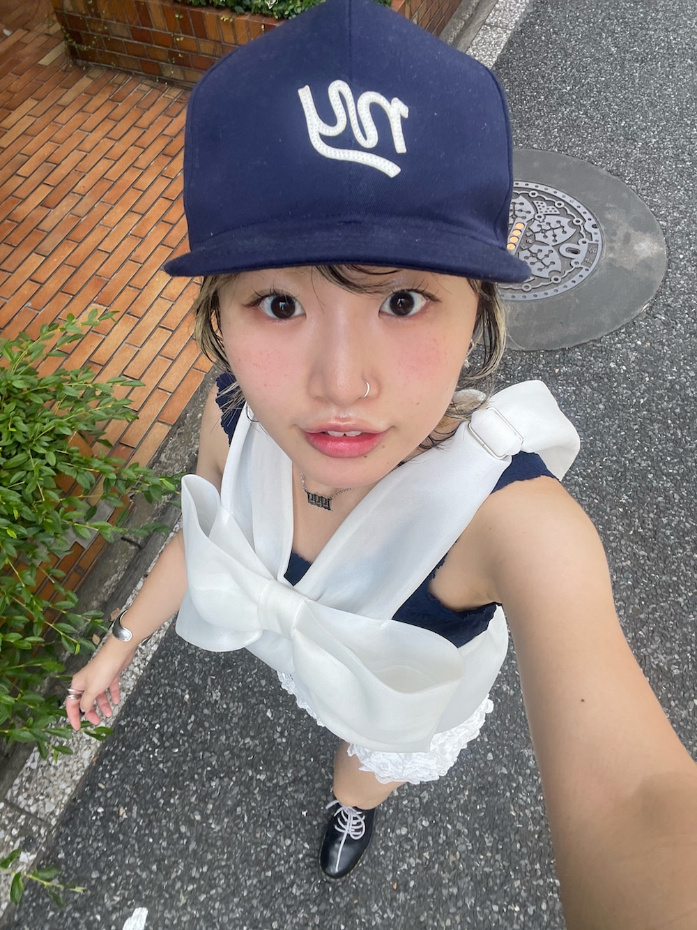 ブラック系のブーツ、ホワイト系のその他パンツを着用したレディースの夏コーディネートの3枚目の写真