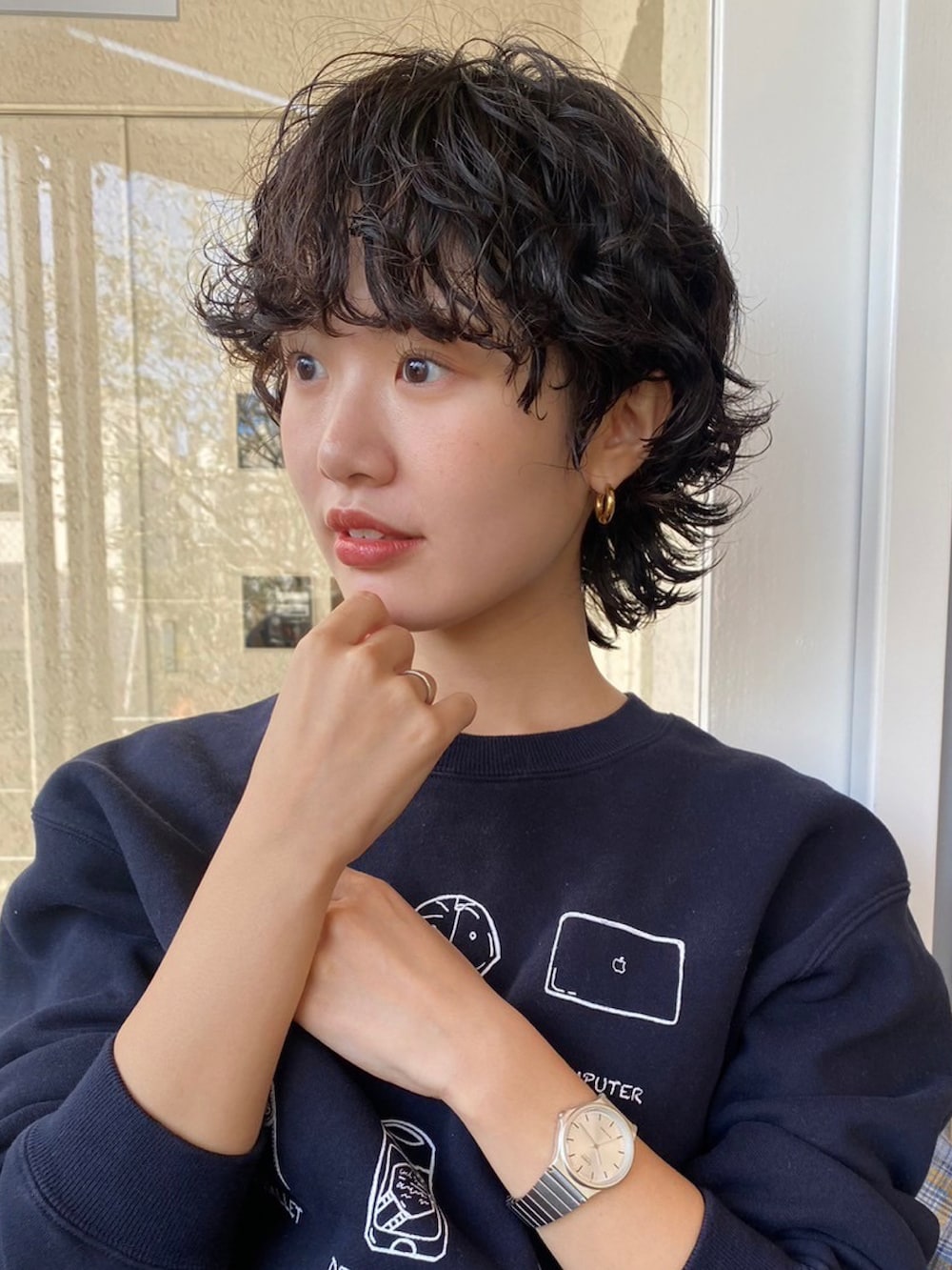 ブルー系のスウェットパンツ、ブラック系のスニーカー、ブルー系のその他アウターを着用したレディースの春コーディネートの2枚目の写真