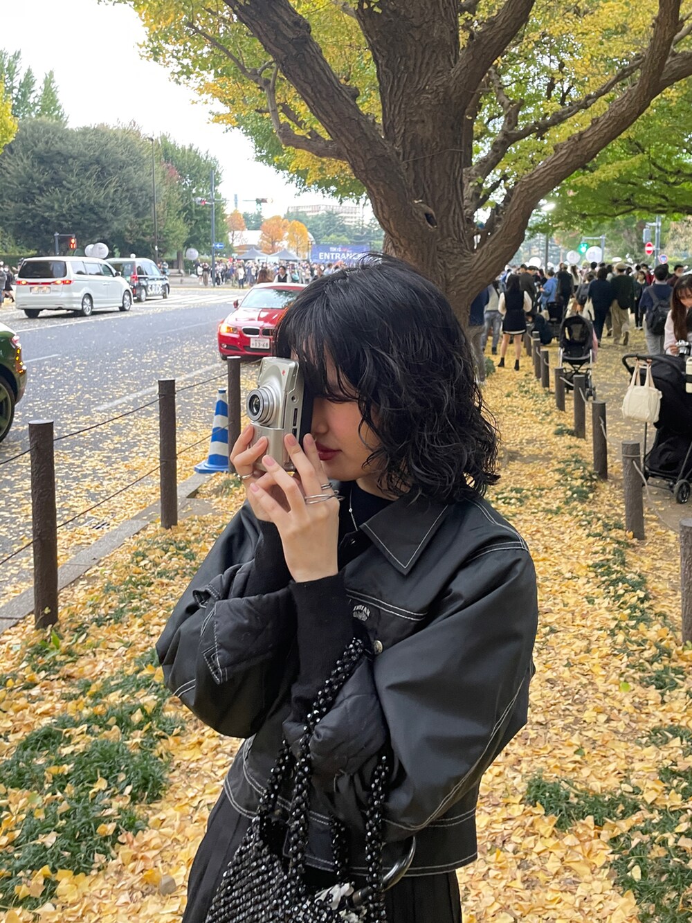 「クリスマスに着たい服、レイヤードスタイル、マイベストコーデ2022、キルティングジャケット、古着MIX、冬コーデ、オールブラック、クロップド丈、ショート丈、膝丈スカート、厚底シューズ、ビッグシルエット、ビーズバッグ、faithtokyo、SHIPS」｜「faith tokyoのアイテム（ジャケット/アウター、ブラック系）」を使った、星野りよんさん（レディース・152cm）の冬コーディネートの3枚目の写真