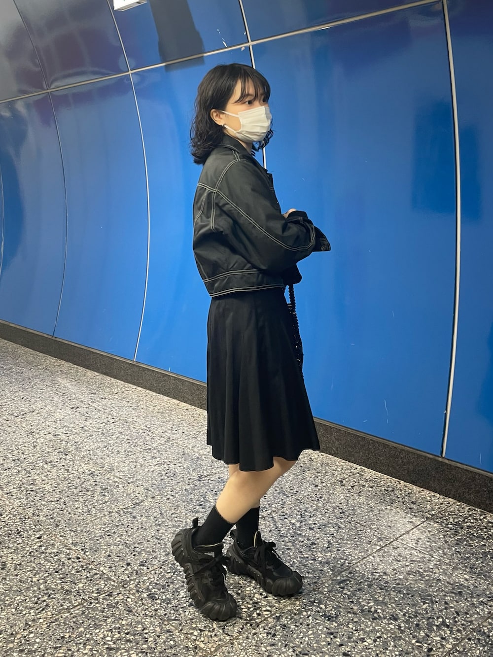 「クリスマスに着たい服、レイヤードスタイル、マイベストコーデ2022、キルティングジャケット、古着MIX、冬コーデ、オールブラック、クロップド丈、ショート丈、膝丈スカート、厚底シューズ、ビッグシルエット、ビーズバッグ、faithtokyo、SHIPS」｜「faith tokyoのアイテム（ジャケット/アウター、ブラック系）」を使った、星野りよんさん（レディース・152cm）の冬コーディネートの2枚目の写真