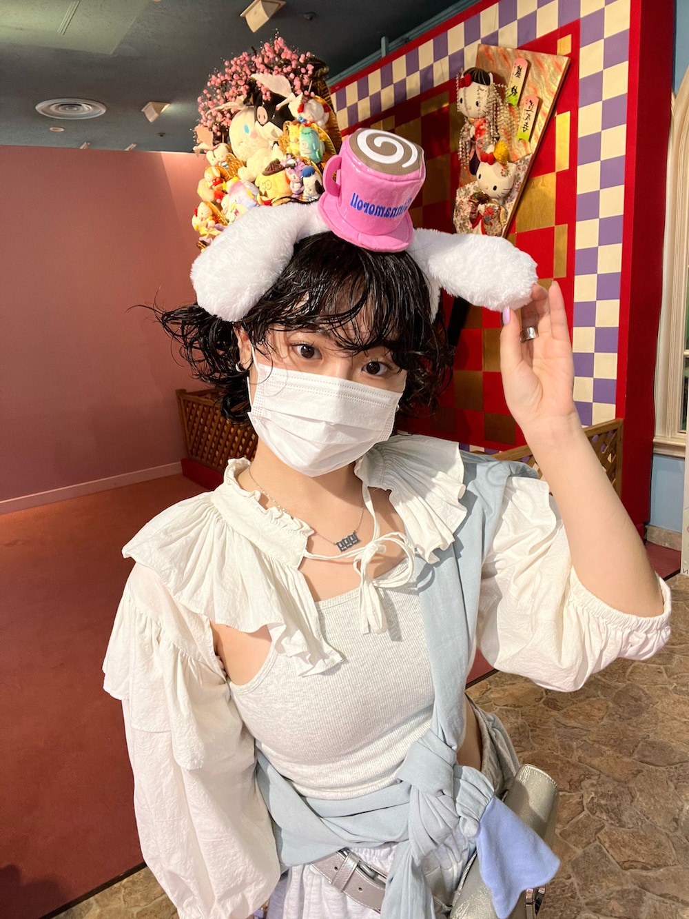 グレー系のスウェットパンツ、ホワイト系のスニーカー、シルバー系のショルダーバッグを着用したレディースの春コーディネートの3枚目の写真