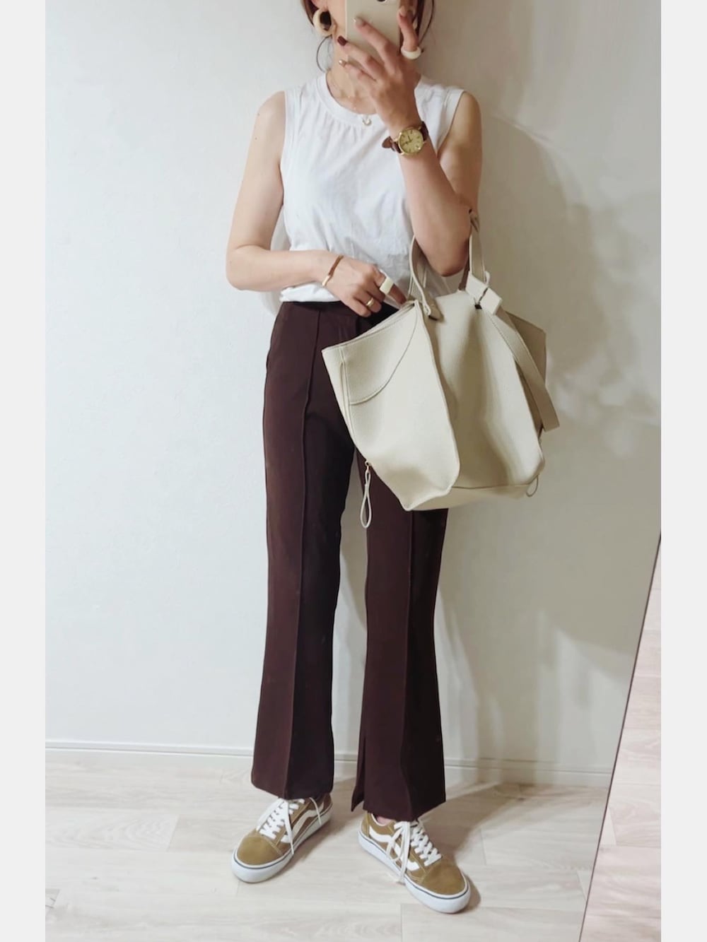 ブラウン系のその他パンツ、ホワイト系のTシャツ/カットソー、ベージュ系のショルダーバッグを着用したレディースの夏コーディネートの2枚目の写真
