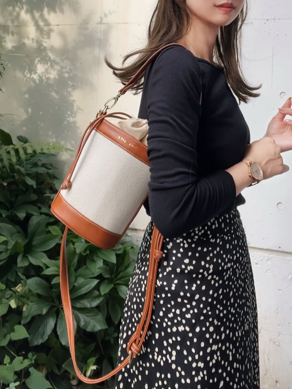「PR、バケツバッグ、バケツトート、モノトーンコーデ、フレアスカート、ボートネック」｜「qbag parisのアイテム（ハンドバッグ、ブラウン系）」を使った、ミズタマ⭐︎さん（レディース・157cm）の春コーディネートの2枚目の写真