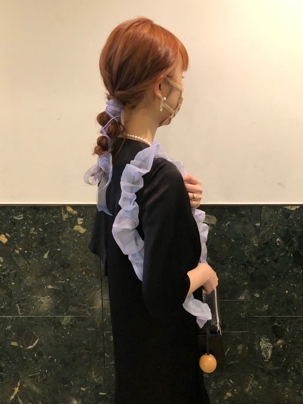 「結婚式、お呼ばれスタイル、モノトーン、ラベンダー、オーガンジー、ヘアアレンジ」｜「Building Blockの＜BUILDING BLOCK＞BOX レザーショルダーバッグ Ψ（ショルダーバッグ、ブラック系）」を使った、Shihoさん（レディース・159cm）の春コーディネートの2枚目の写真