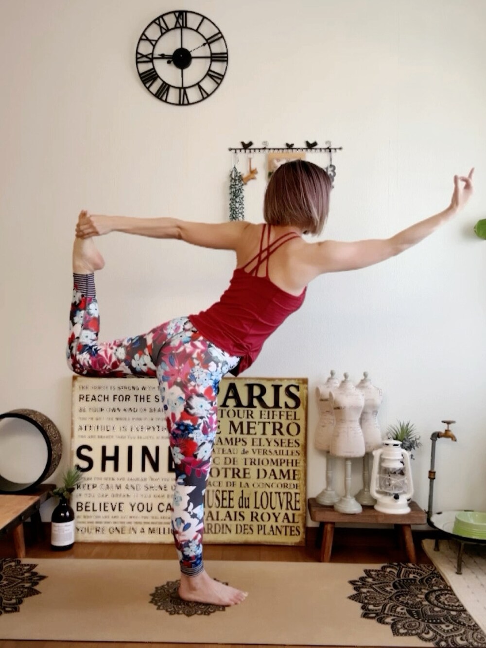 レッド系のキャミソール、その他のレギンス/スパッツ、ピンク系のウィッグを着用したレディースの夏コーディネートの4枚目の写真