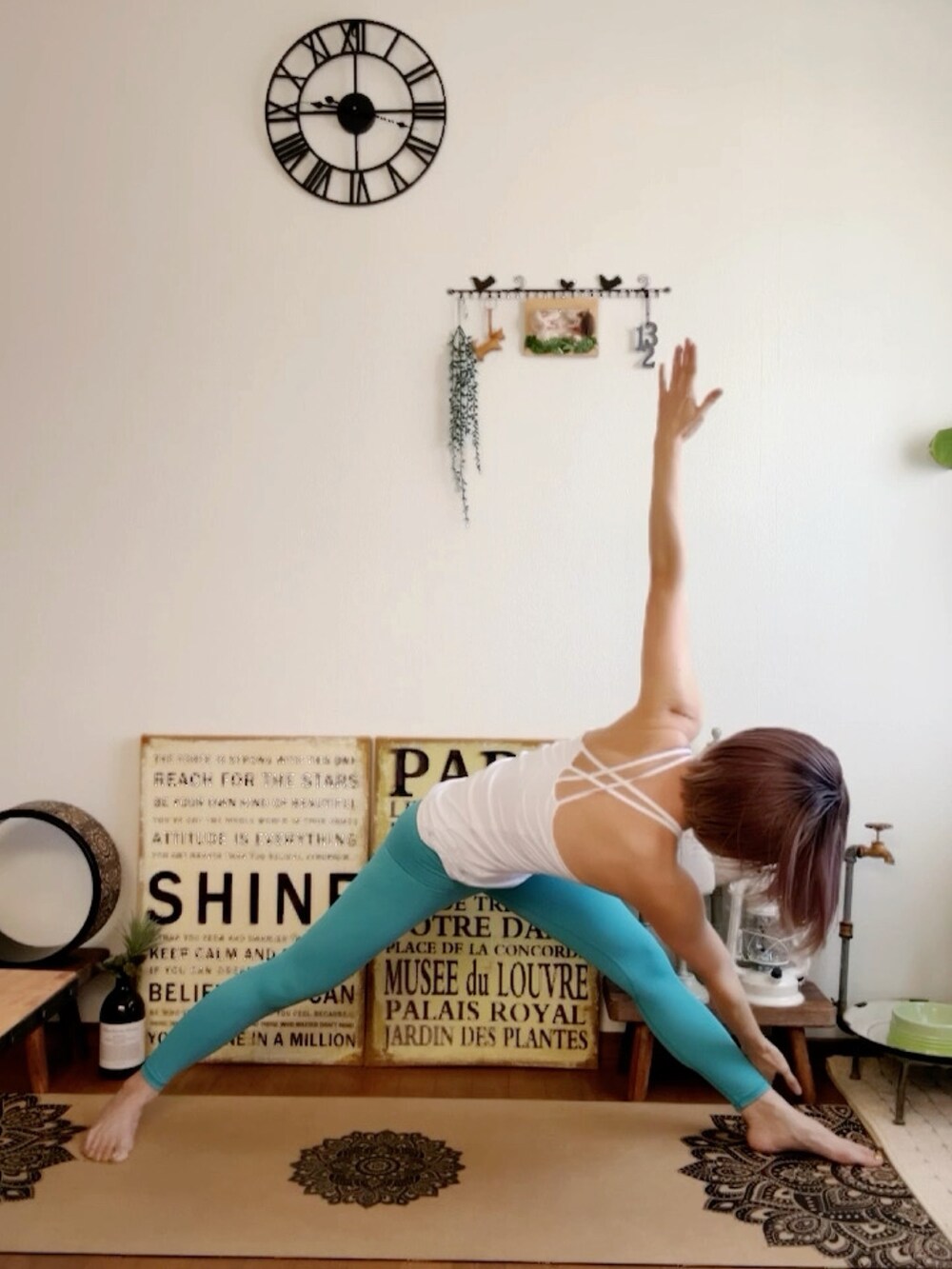 ホワイト系のキャミソール、ブルー系のレギンス/スパッツ、ピンク系のウィッグを着用したレディースの夏コーディネートの4枚目の写真