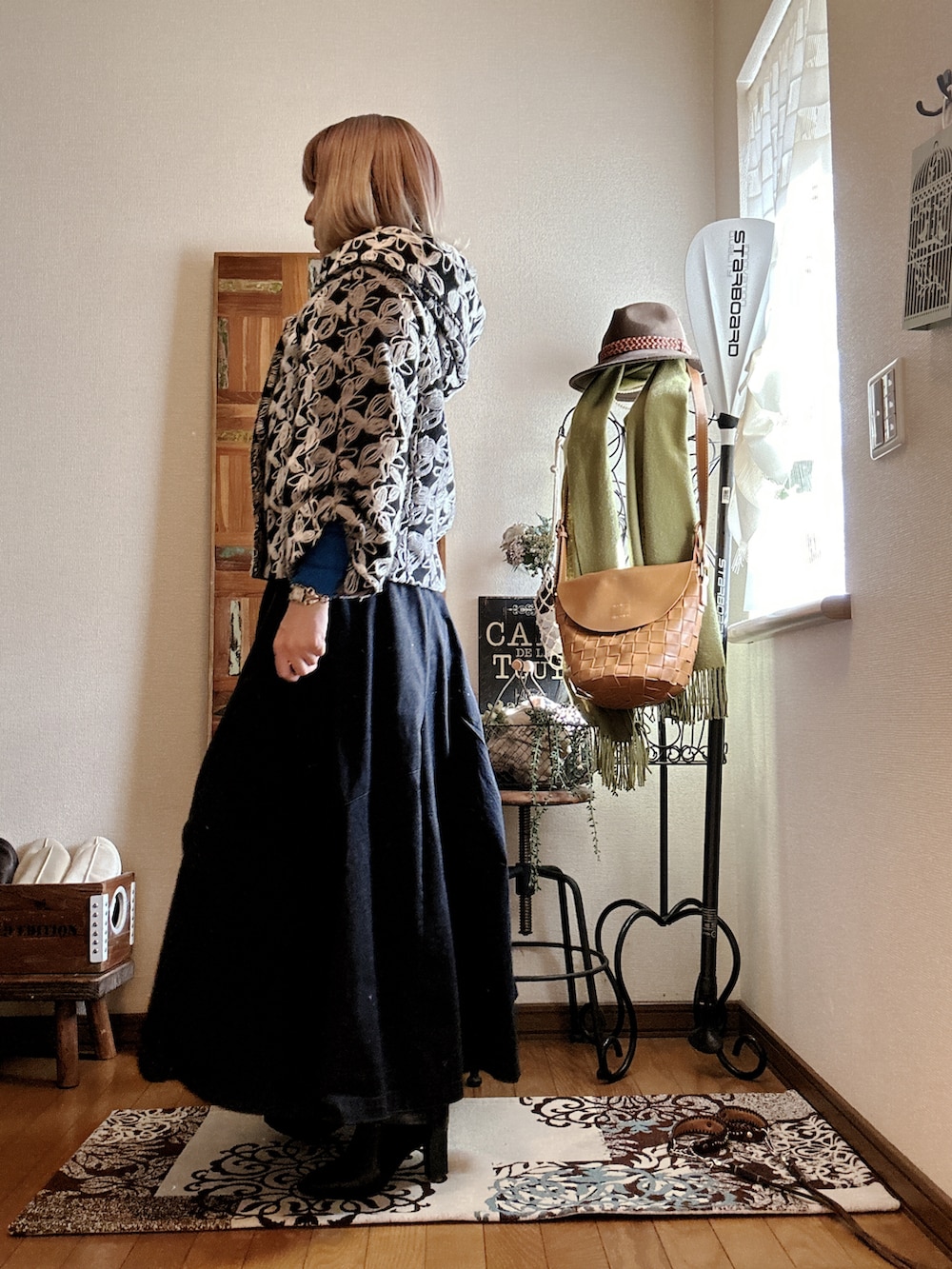 ブラック系のその他アウター、グレー系のショルダーバッグ、ブラック系のスカートを着用したレディースの春コーディネートの2枚目の写真