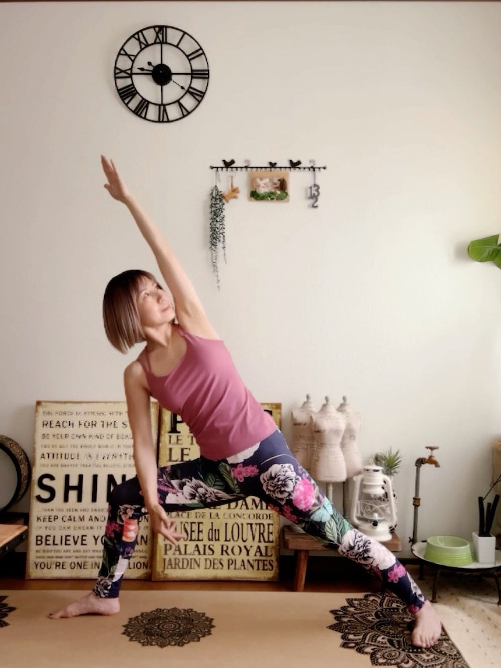 ピンク系のキャミソール、ブルー系のレギンス/スパッツ、ピンク系のウィッグを着用したレディースの夏コーディネートの2枚目の写真