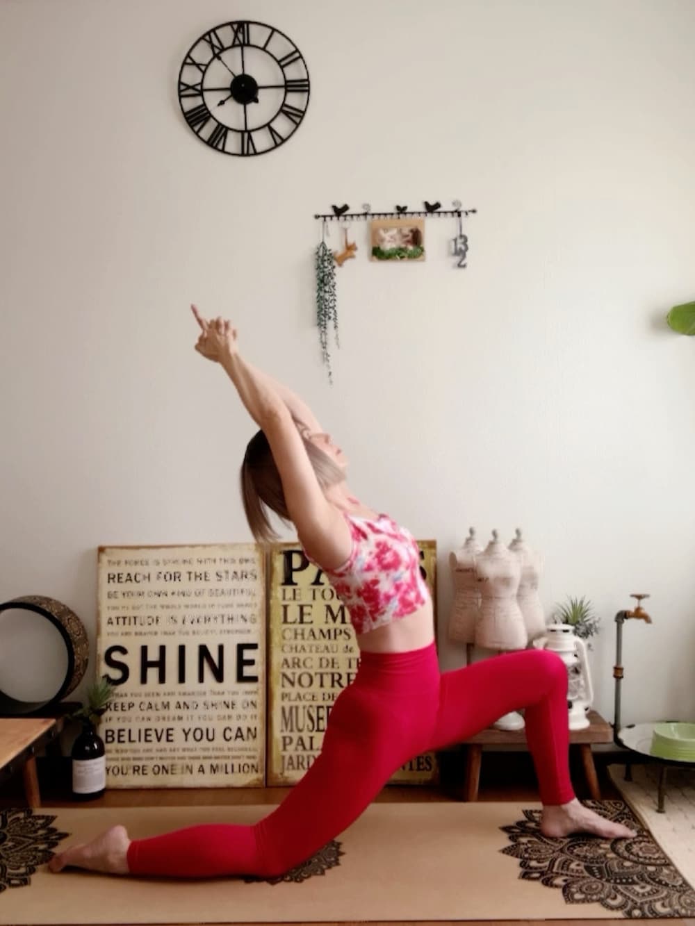 レッド系のキャミソール、レッド系のレギンス/スパッツ、ピンク系のウィッグを着用したレディースの秋コーディネートの3枚目の写真