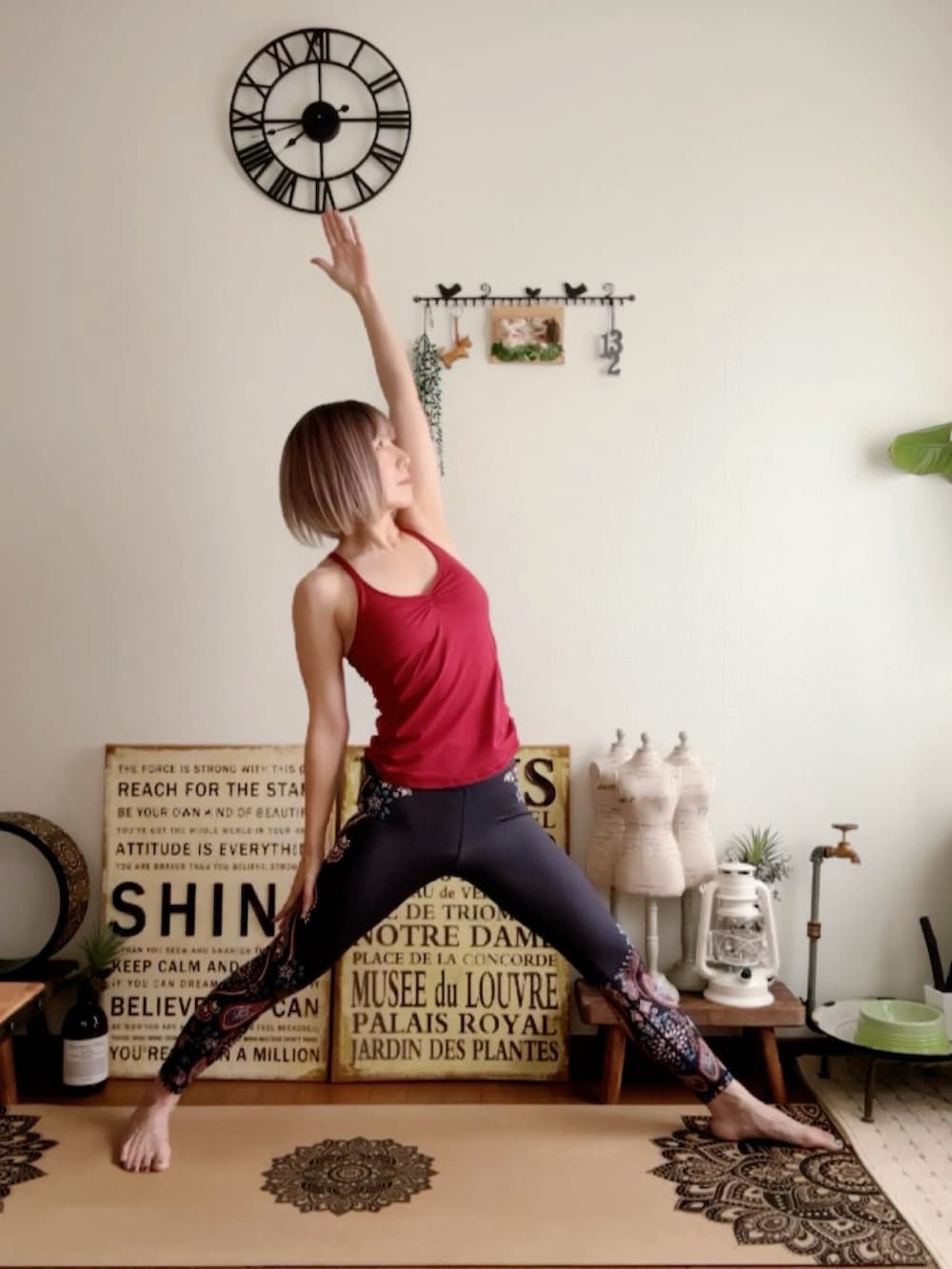 レッド系のキャミソール、ブラック系のレギンス/スパッツ、ピンク系のウィッグを着用したレディースの秋コーディネートの3枚目の写真