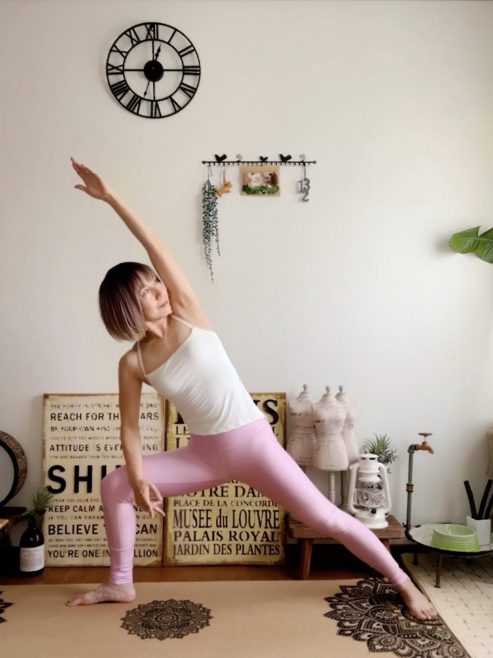 ホワイト系のキャミソール、ピンク系のレギンス/スパッツ、ピンク系のウィッグを着用したレディースの夏コーディネートの3枚目の写真