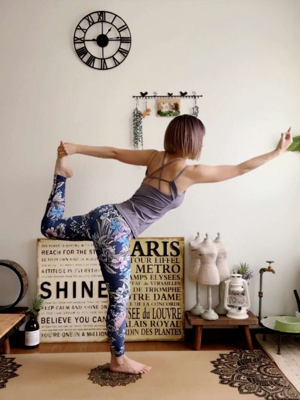 パープル系のキャミソール、ピンク系のウィッグ、ブルー系のレギンス/スパッツを着用したレディースの夏コーディネートの5枚目の写真