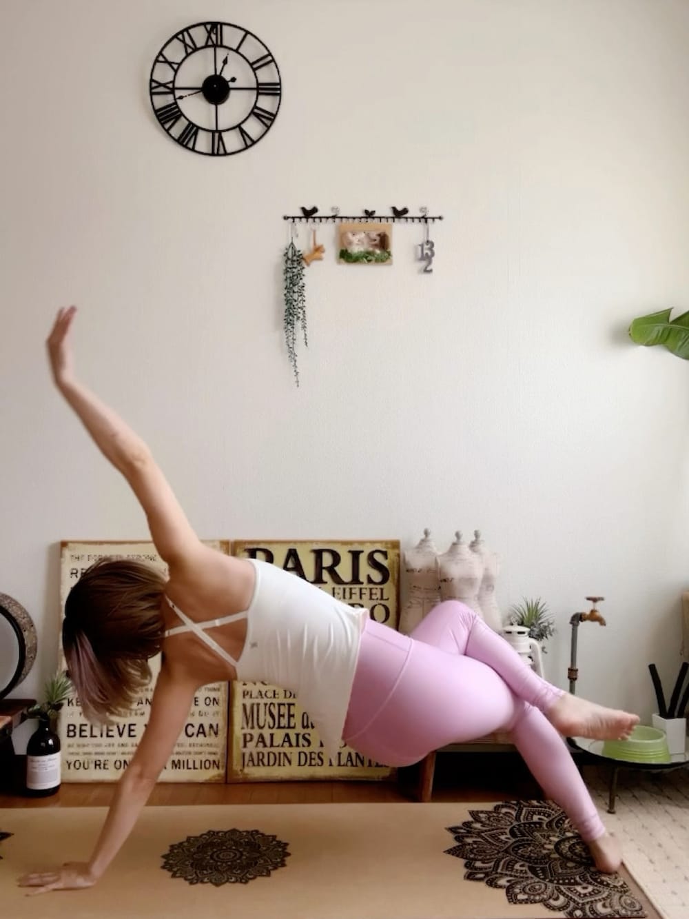 ホワイト系のキャミソール、ピンク系のレギンス/スパッツ、ピンク系のウィッグを着用したレディースの夏コーディネートの5枚目の写真