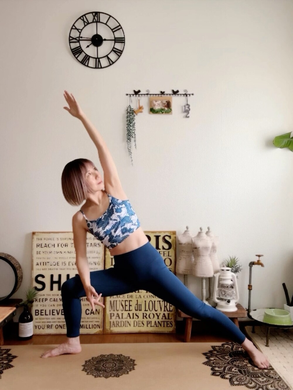 ピンク系のウィッグ、ブルー系のレギンス/スパッツを着用したレディースの夏コーディネートの3枚目の写真