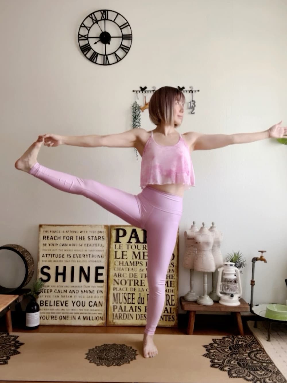 ピンク系のキャミソール、ピンク系のレギンス/スパッツ、ピンク系のウィッグを着用したレディースの秋コーディネートの2枚目の写真