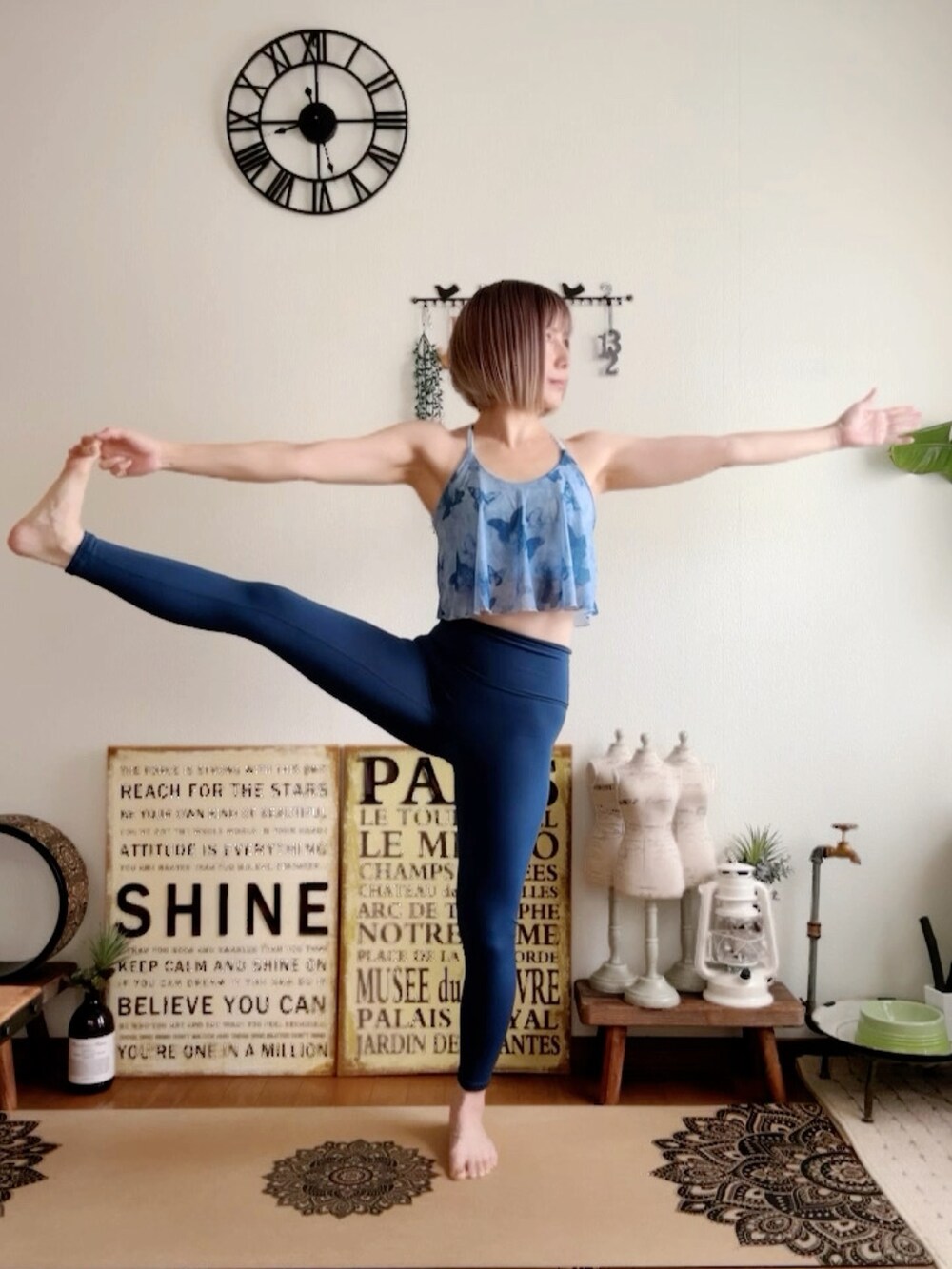 ブルー系のキャミソール、ブルー系のレギンス/スパッツ、ピンク系のウィッグを着用したレディースの夏コーディネートの5枚目の写真