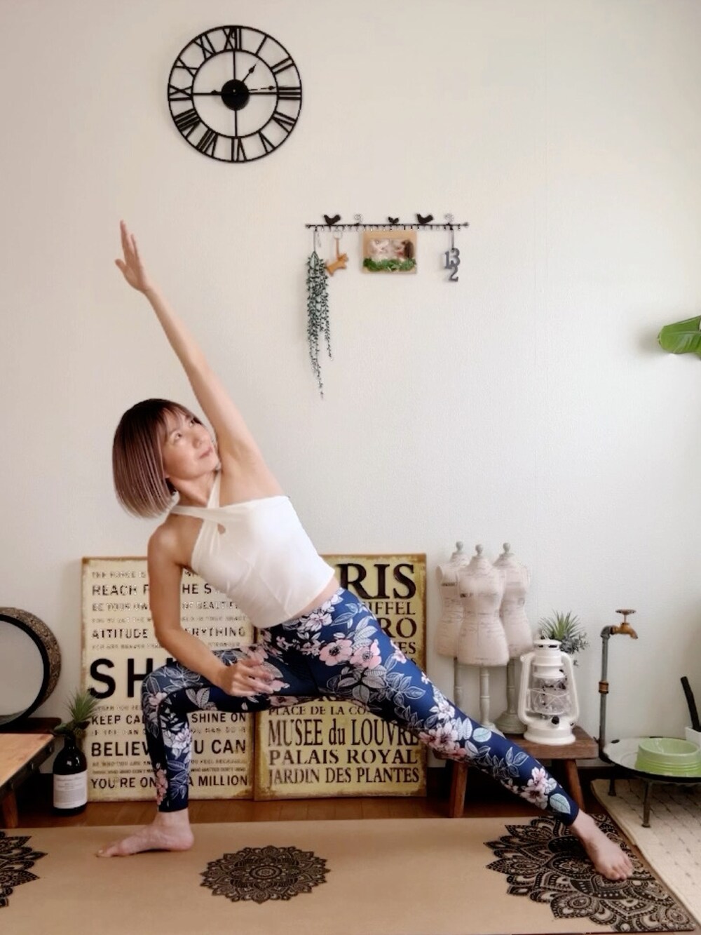 ホワイト系のキャミソール、ブルー系のレギンス/スパッツ、ピンク系のウィッグを着用したレディースの夏コーディネートの4枚目の写真