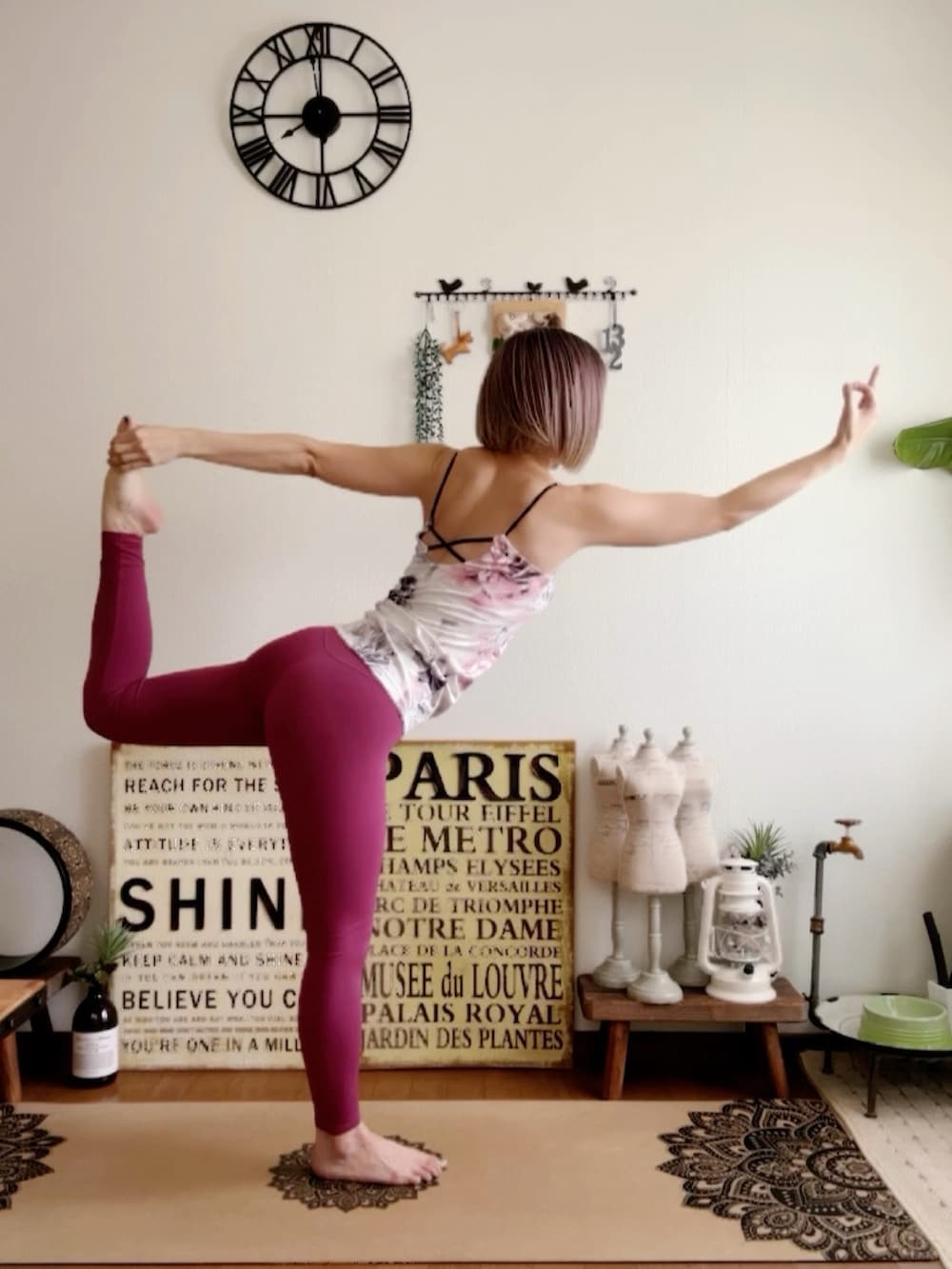 ピンク系のキャミソール、ピンク系のウィッグ、ピンク系のレギンス/スパッツを着用したレディースの夏コーディネートの2枚目の写真