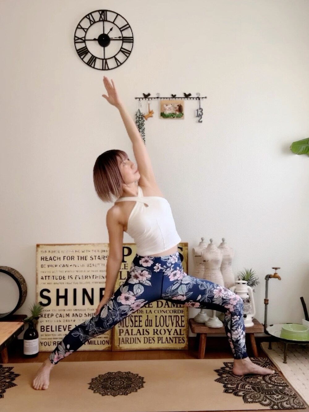 ホワイト系のキャミソール、ブルー系のレギンス/スパッツ、ピンク系のウィッグを着用したレディースの夏コーディネートの3枚目の写真