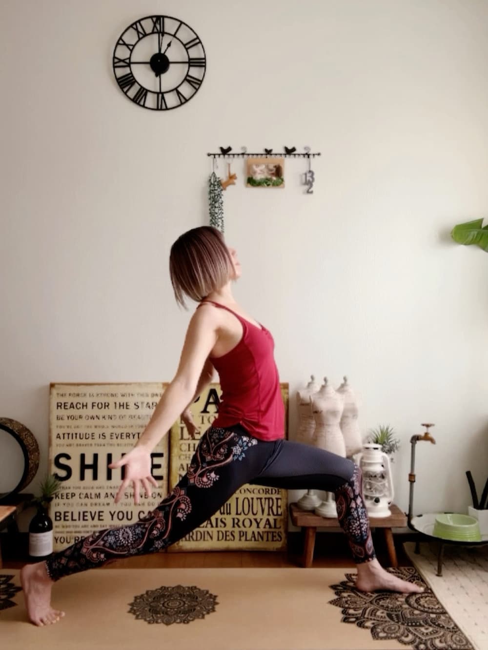 レッド系のキャミソール、ピンク系のウィッグ、ブラック系のレギンス/スパッツを着用したレディースの夏コーディネートの2枚目の写真