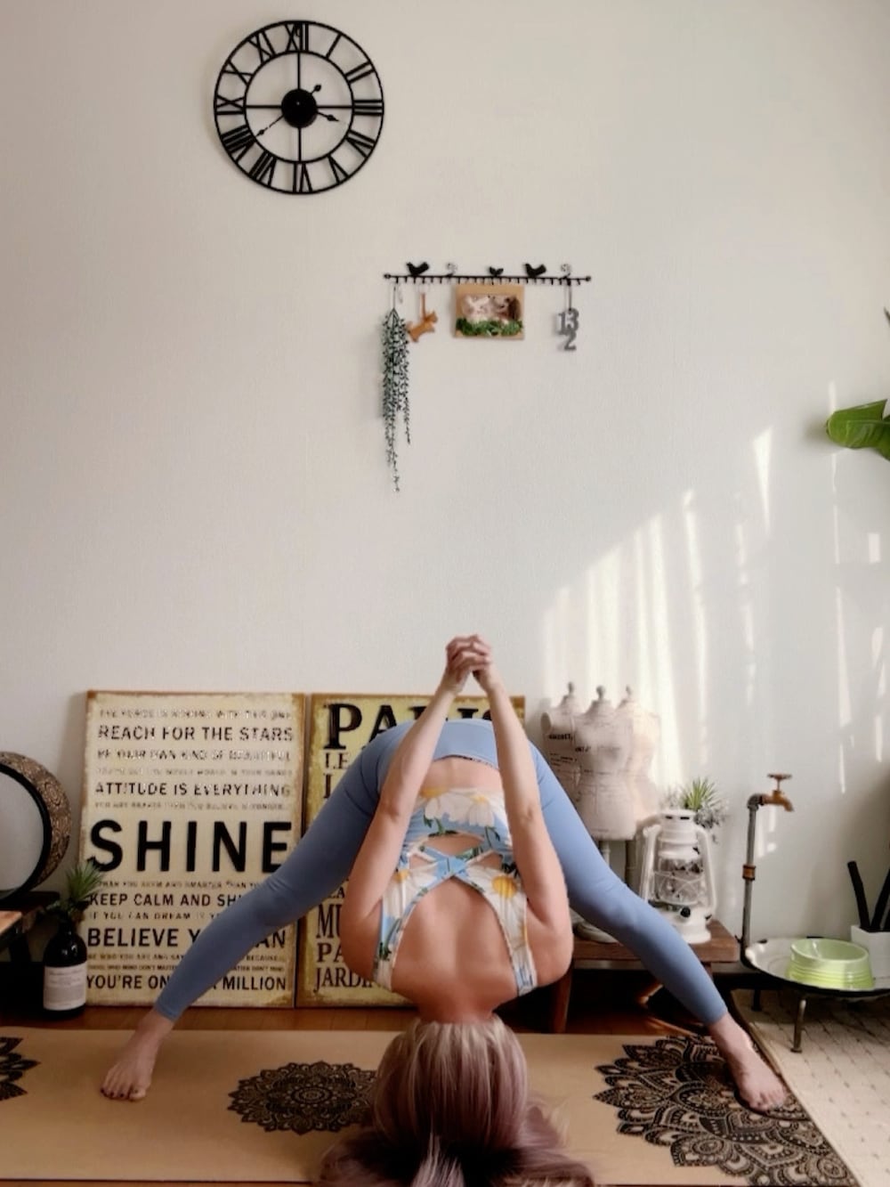 ブルー系のキャミソール、ブルー系のレギンス/スパッツ、ピンク系のウィッグを着用したレディースの秋コーディネートの5枚目の写真