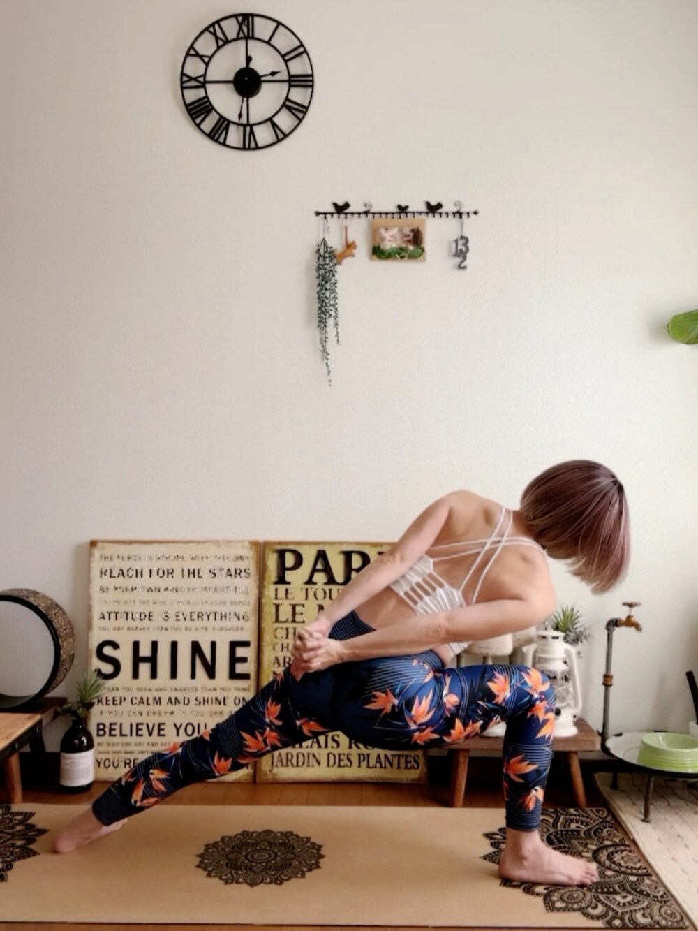 ホワイト系のキャミソール、ピンク系のウィッグ、ブルー系のレギンス/スパッツを着用したレディースの夏コーディネートの5枚目の写真